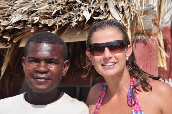 Junto com o vendedor de driques na Playa Blanca, em Baru, na Colômbia